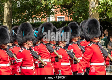 Soldaten der irischen Garde marschieren in Formation entlang der Mall bei der Trooping of the Color oder Queen's Birthday Parade, London, UK 2018 Stockfoto