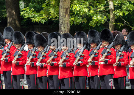 Soldaten der irischen Garde in der Mall at the Trooping of the Colour oder Queen's werden auch als Queen's Birthday Parade, London, UK 2018, bekannt Stockfoto