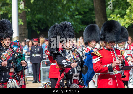 Militär-Dudelsack- und Klarinettenspieler marschieren entlang der Mall bei der Queen's Birthday Parade, auch bekannt als Trooping the Colour, London, Großbritannien Stockfoto