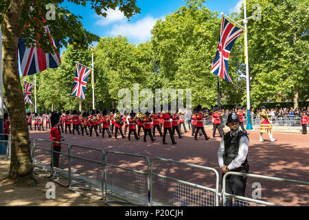 Geballte Bands Der Fußschutz marschieren entlang der Mall an der Trooping Der Farbe/Queens Geburtstag Parade 2018 Stockfoto