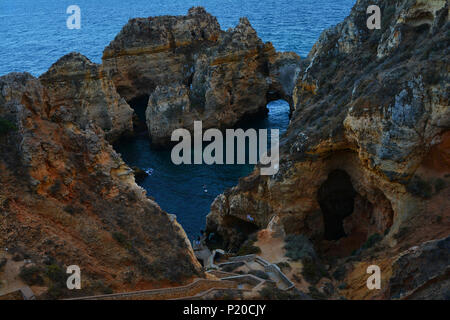 Fantastische und einzigartige Klippen Bildung mit Bögen, Grotten und Schmuggler Höhlen in Lagos, Algarve, Portugal Stockfoto