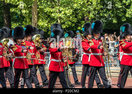 Die massierten Bands der Guards Division marschieren entlang der Mall bei der Queen's Birthday Parade, auch bekannt als Trooping the Color, London, Großbritannien Stockfoto