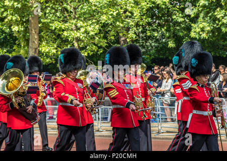 Die massierten Bands der Guards Division marschieren entlang der Mall bei der Queen's Birthday Parade, auch bekannt als Trooping the Color, London, Großbritannien Stockfoto