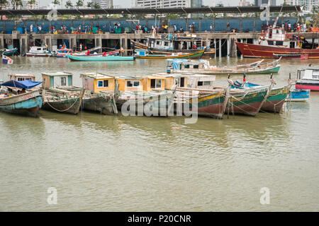 Panam City, Panama - März 2018: Fischerboote an gewerbliche Fischmarkt Hafen mit Skyline im Hintergrund Stockfoto