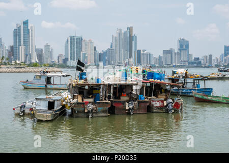 Panam City, Panama - März 2018: Fischerboote an gewerbliche Fischmarkt Hafen mit Skyline im Hintergrund Stockfoto