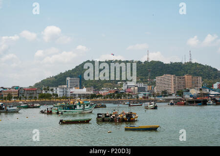 Panama City, Panama - März 2018: Fischerboote an gewerbliche Fischmarkt Hafen mit Skyline im Hintergrund Stockfoto