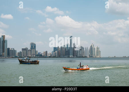 Panam City, Panama - März 2018: Fischerboote an gewerbliche Fischmarkt Hafen mit Skyline im Hintergrund Stockfoto