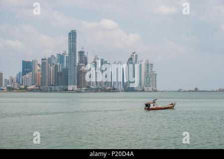Panam City, Panama - März 2018: Fischerboote an gewerbliche Fischmarkt Hafen mit Skyline im Hintergrund Stockfoto