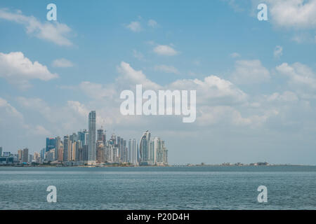 Panama City Wolkenkratzer Skyline am Ozean Küste - Stockfoto