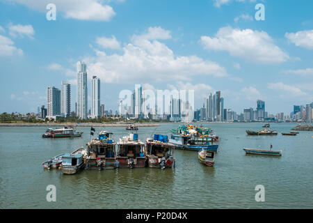 Panam City, Panama - März 2018: Fischerboote an gewerbliche Fischmarkt Hafen mit Skyline im Hintergrund Stockfoto