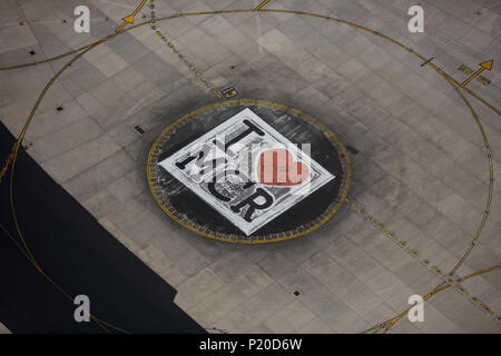 Ich Herzen MCR malte auf der Rollbahn am Flughafen Manchester Stockfoto