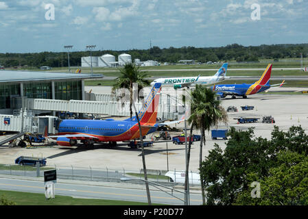 Zum Internationalen Flughafen Tampa, Florida, USA. 2018. Überblick über die Southwest Airline Terminal und Flugzeuge. Stockfoto