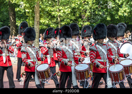 Trommler der massierten Bands der Guards Division marschieren entlang der Mall bei der Queen's Birthday Parade, auch bekannt als Trooping the Color, London, Großbritannien Stockfoto