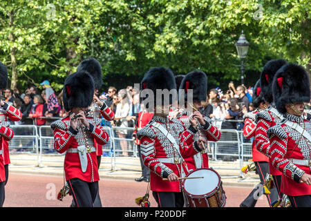 Geballte Bands Der Fußschutz marschieren entlang der Mall an der Trooping Der Farbe/Queens Geburtstag Parade 2018 Stockfoto