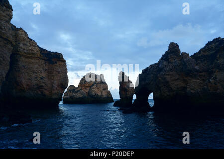 Fantastische und einzigartige Klippen Bildung mit Bögen, Grotten und Schmuggler Höhlen in Lagos, Algarve, Portugal Stockfoto