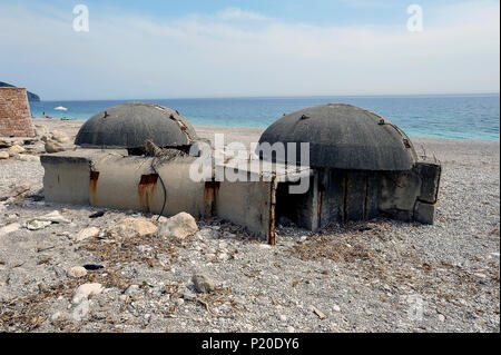 Dhermi, Albanien, alten Bunker Einrichtungen aus den 1970er Jahren am Strand Stockfoto