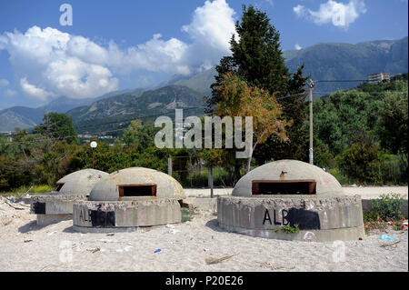 Dhermi, Albanien, alten Bunker Einrichtungen aus den 1970er Jahren am Strand Stockfoto