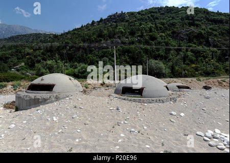 Dhermi, Albanien, alten Bunker Einrichtungen aus den 1970er Jahren am Strand Stockfoto