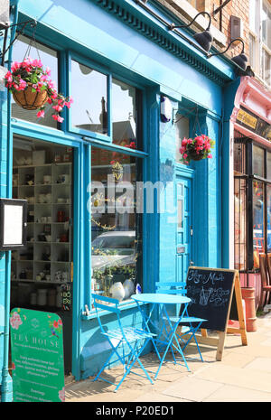 Schrullig und böhmischen Geschäfte, Cafés und Restaurants säumen Lark Lane aus Sefton Park, in Liverpool, Großbritannien Stockfoto