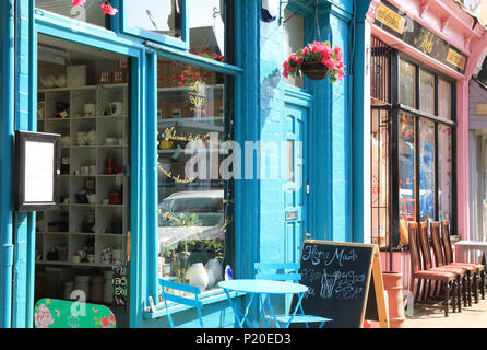 Schrullig und böhmischen Geschäfte, Cafés und Restaurants säumen Lark Lane aus Sefton Park, in Liverpool, Großbritannien Stockfoto