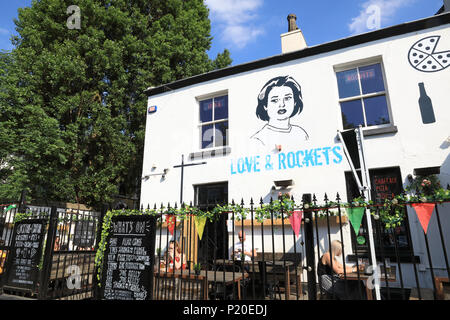 Schrullig und böhmischen Geschäfte, Cafés und Restaurants säumen Lark Lane aus Sefton Park, in Liverpool, Großbritannien Stockfoto