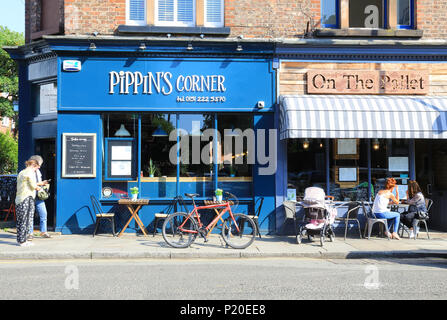 Schrullig und böhmischen Geschäfte, Cafés und Restaurants säumen Lark Lane aus Sefton Park, in Liverpool, Großbritannien Stockfoto