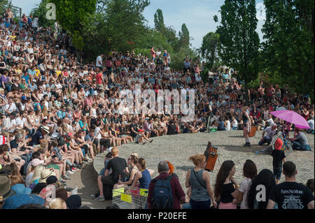 Berlin, Deutschland, Viewer an einer Karaokeshow im Mauerpark Stockfoto