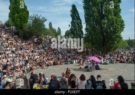 Berlin, Deutschland, Viewer an einer Karaokeshow im Mauerpark Stockfoto