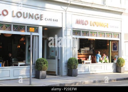 Schrullig und böhmischen Geschäfte, Cafés und Restaurants säumen Lark Lane aus Sefton Park, in Liverpool, Großbritannien Stockfoto