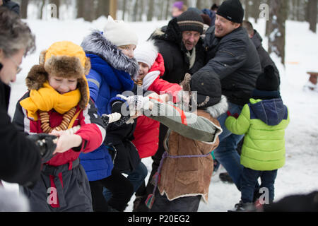 Belarus, Gomel, 18. Februar 2018. Russische Urlaub sehen Sie winter Maslenitsa. Nationalen Russischen Spiel das Seil zu ziehen Stockfoto