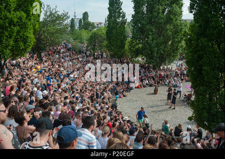 Berlin, Deutschland, Viewer an einer Karaokeshow im Mauerpark Stockfoto