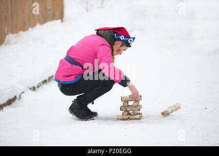 Belarus, Gomel, 18. Februar 2018. Russische Urlaub sehen Sie winter Maslenitsa. Nationalen Russischen Spiel gorodki Stockfoto