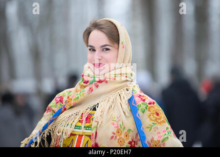 Belarus, Gomel, 18. Februar 2018. Russische Urlaub sehen Sie winter Maslenitsa. Russische Frau in Schal Stockfoto