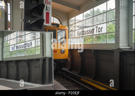 Berlin, Deutschland, Abfahrt U-Bahn im U-Bahnhof Kottbusser Tor Stockfoto
