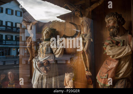 Oberammergau, Deutschland, religiöse Holzschnitzereien in einem Geschäft Stockfoto