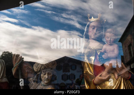 Oberammergau, Deutschland, religiöse Holzschnitzereien in einem Geschäft Stockfoto