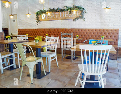 Gemütliche Vintage Style coffee shop Interieur mit einer weißen Wand. Stockfoto