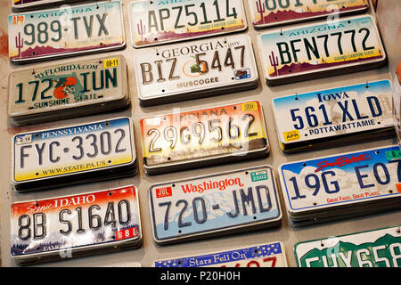 USA. Arizona. Flagstaff. Die Innenstadt. Nummernschilder aus verschiedenen amerikanischen Staaten. Stockfoto