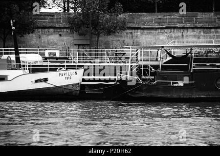 Haus boote Tiefe entlang der Ufer des Flusses Siene in Paris mehrere geparkt. Stockfoto