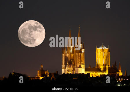 Der Normandie. Manche. Coutances. Super Mond 2018. Die Super Mond über der Kathedrale am 1. Januar 2018. Fokus auf dem Mond. Stockfoto