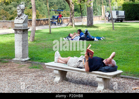 Lesen und Ausruhen in den Gärten der Villa Borghese auf Pincio, Rom, Italien Stockfoto