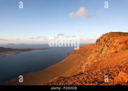 Spanien. Kanarischen Inseln. Lanzarote. Mirador del Rio. Blick auf die Inseln La Graciosa (im Vordergrund) und Alegranza (im Hintergrund). Auf der rechten Seite der Mirador del Rio. Stockfoto