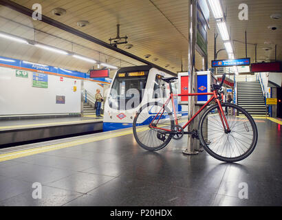 Eine städtische Fahrrad warten auf einen Zug in einem Madrider Metro Station. Madrid, Spanien. Stockfoto