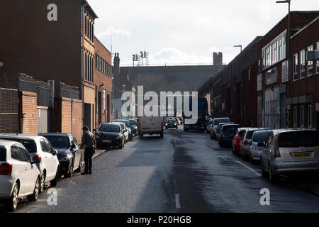 Rauch Luft von Industriebauten auf Scheune in Digbeth Street, Birmingham, England, Vereinigtes Königreich. Digbeth ist ein Bereich der Central Birmingham, England. Nach der Zerstörung der Inner Ring Road, digbeth ist jetzt ein Viertel innerhalb von Birmingham City Centre. Als Teil der großen Stadt planen, Digbeth wird derzeit ein großes Umbauprojekt, dass die alten Industriebauten in Apartments regenerieren, im Einzelhandel, Büros und Künste. Es gibt jedoch noch viel industrielle Tätigkeit im Süden der Region. Stockfoto