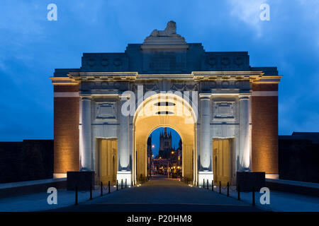 Menin Gate Denkmal bei Nacht beleuchtet, Ypern, Belgien Stockfoto