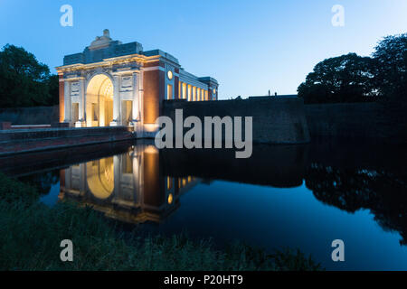 Menentor, Ypern, Belgien ist Abends beleuchtet Stockfoto