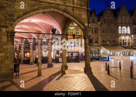 Hauptplatz in Ypern (Ieper), Belgien, am Abend oder in der Nacht Stockfoto