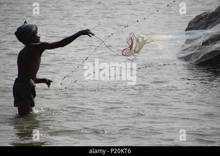 Old School Net Angeln an Kudle Strand in Gokarna, Indien Stockfoto