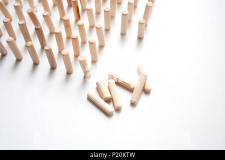 Holz- Ziegel unvollständig Zusammensetzung auf weißem Abstrakt Hintergrund isoliert Stockfoto