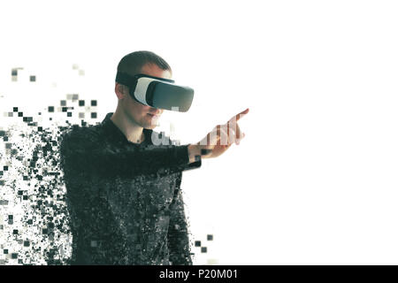 Eine Person in der virtuellen Realität Gläser ist in Pixel zersplittert. Das Konzept der modernen Technologien und Technologien der Zukunft. VR-Brille Stockfoto